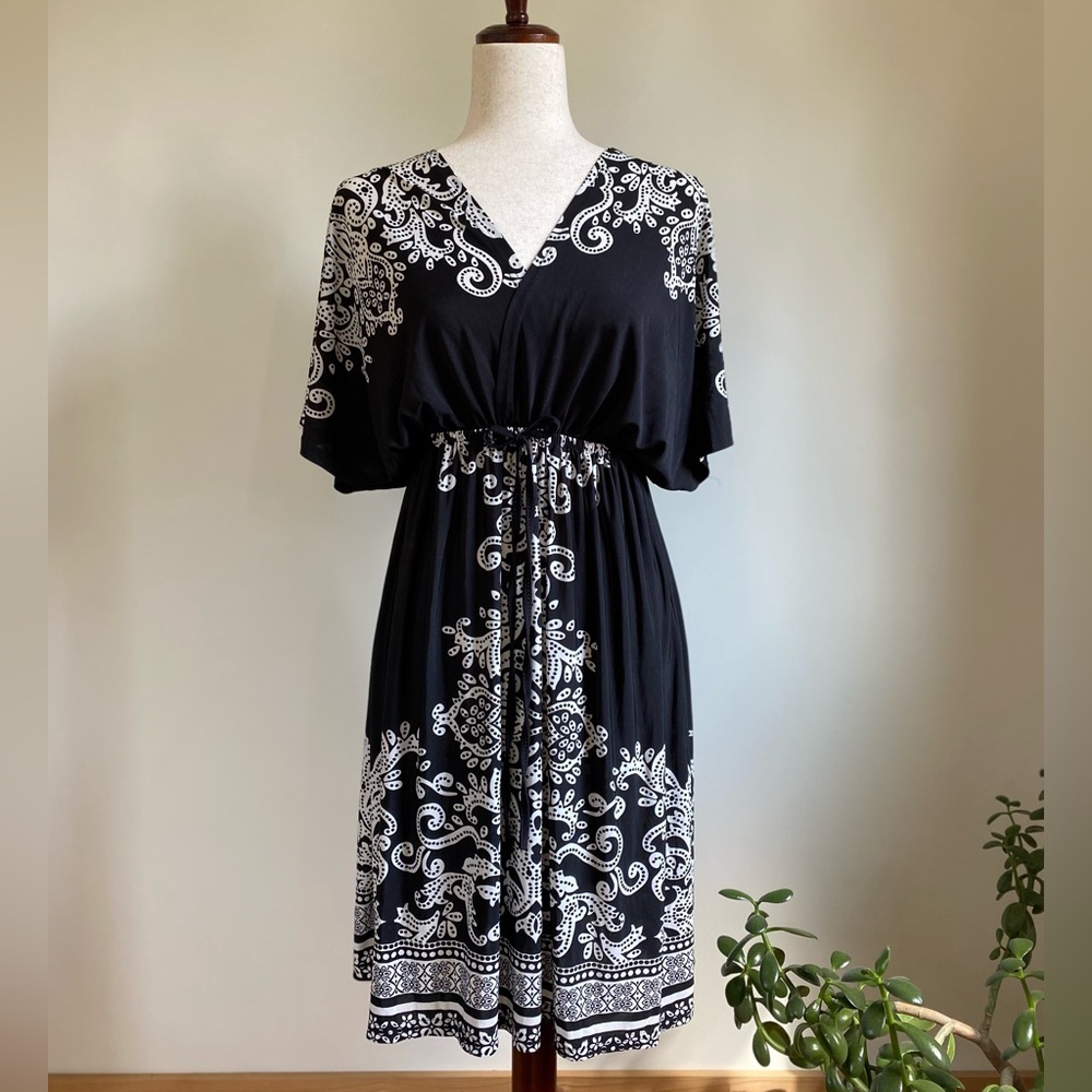 Black and White V-Neck Paisley Dress